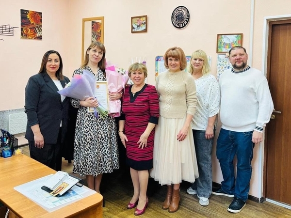 Педагогу Кировской музыкальной школы вручили почётную грамоту районного совета депутатов  Педагогу Кировской музыкальной школы вручили почётную грамоту районного совета депутатов