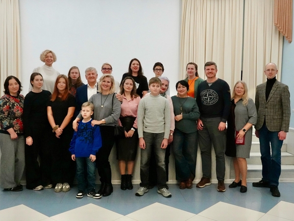 С премьерой! С премьерой!