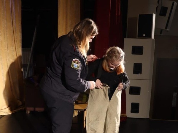 Школьники Мги примерили боевую одежду пожарных Школьники Мги примерили боевую одежду пожарных