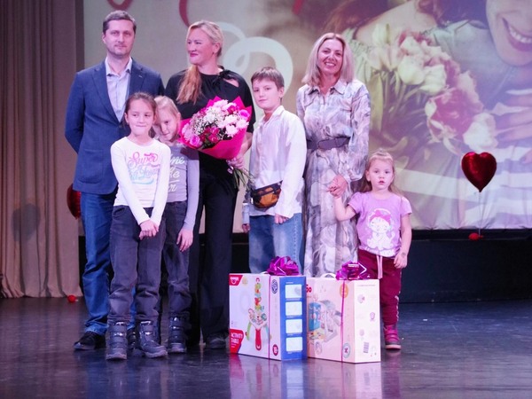 Отрадненок поздравили с Днём матери Отрадненок поздравили с Днём матери