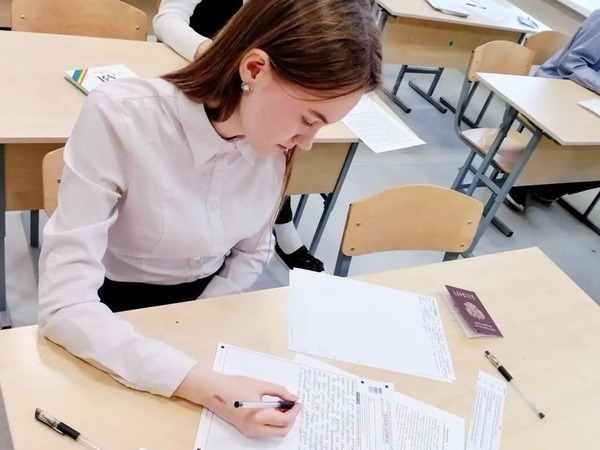 Выпускники школ написали итоговое сочинение Выпускники школ написали итоговое сочинение