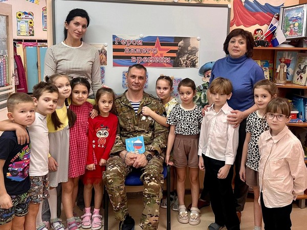 Синявинские дошколята встречают Героя Синявинские дошколята встречают Героя