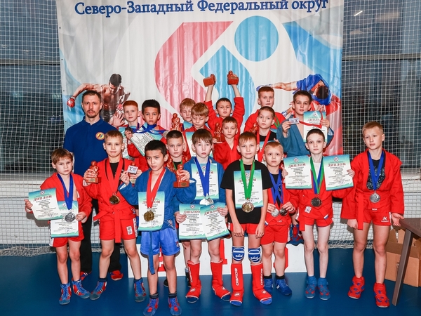 Самбисты взяли золото на межрегиональном турнире в Петербурге Самбисты взяли золото на межрегиональном турнире в Петербурге