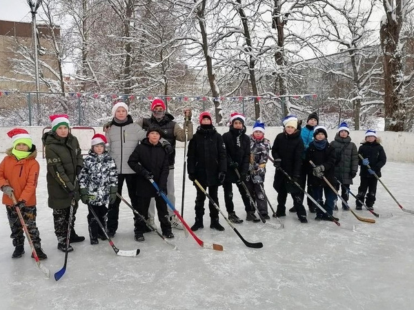 Шлиссельбургские школьники открыли хоккейный сезон… на валенках! Шлиссельбургские школьники открыли хоккейный сезон… на валенках!