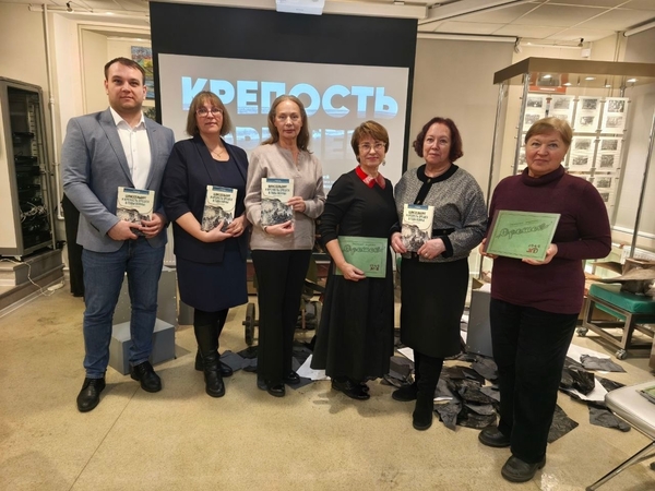 В музее истории Шлиссельбурга представили уникальную книгу о битве за Орешек В музее истории Шлиссельбурга представили уникальную книгу о битве за Орешек