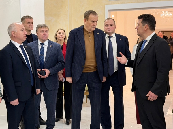 Александр Дрозденко посетил ЗАГС Кировского района Ленинградской области после ремонта Александр Дрозденко посетил ЗАГС Кировского района Ленинградской области после ремонта