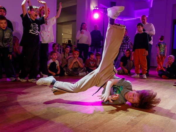 Школа брейкинга «SBS» отметила свой третий день рождения Школа брейкинга «SBS» отметила свой третий день рождения