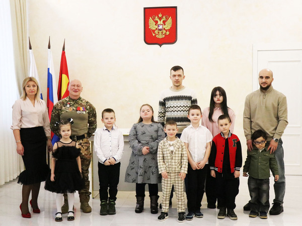 Юных защитников Отечества наградили в районном ЗАГСе Юных защитников Отечества наградили в районном ЗАГСе