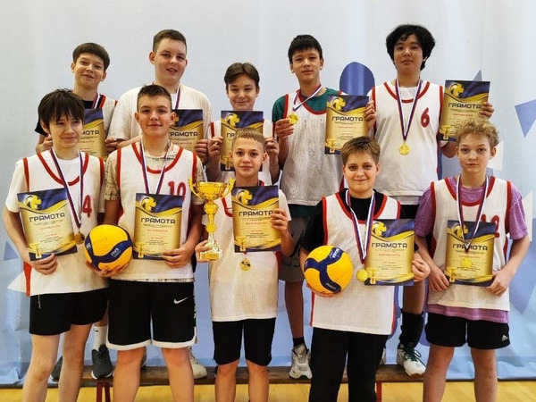 Волейбол в школу: кировские юноши разыграли медали Волейбол в школу: кировские юноши разыграли медали