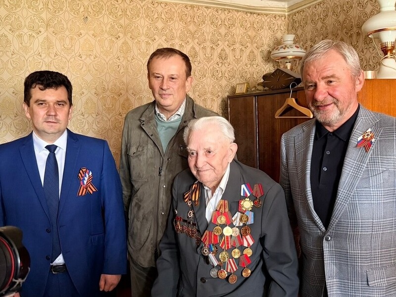 Александр Дрозденко посетил Кировский район накануне праздника Великой Победы Александр Дрозденко посетил Кировский район накануне праздника Великой Победы