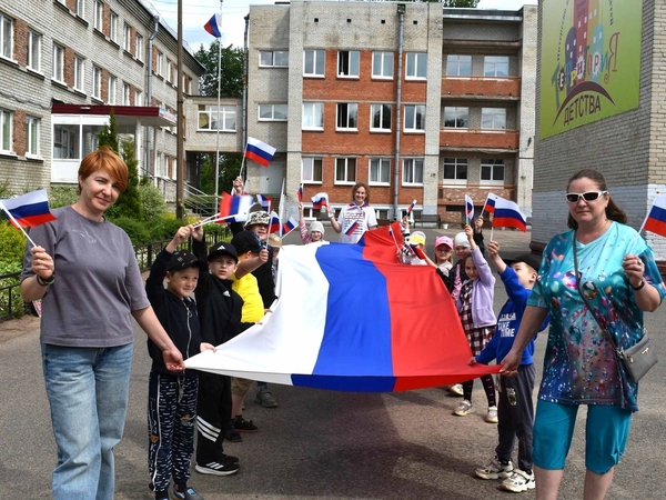 В Павловском центре «Логос» прошла акция «Российский триколор» В Павловском центре «Логос» прошла акция «Российский триколор»