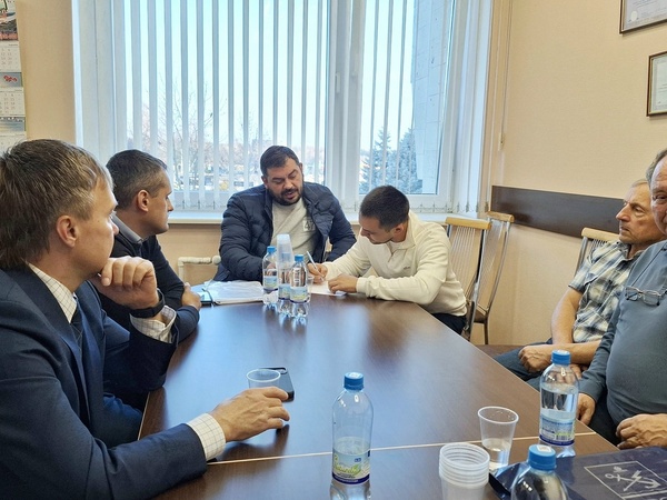 Добрая традиция: в администрации Кировска прошла встреча с участником СВО Добрая традиция: в администрации Кировска прошла встреча с участником СВО